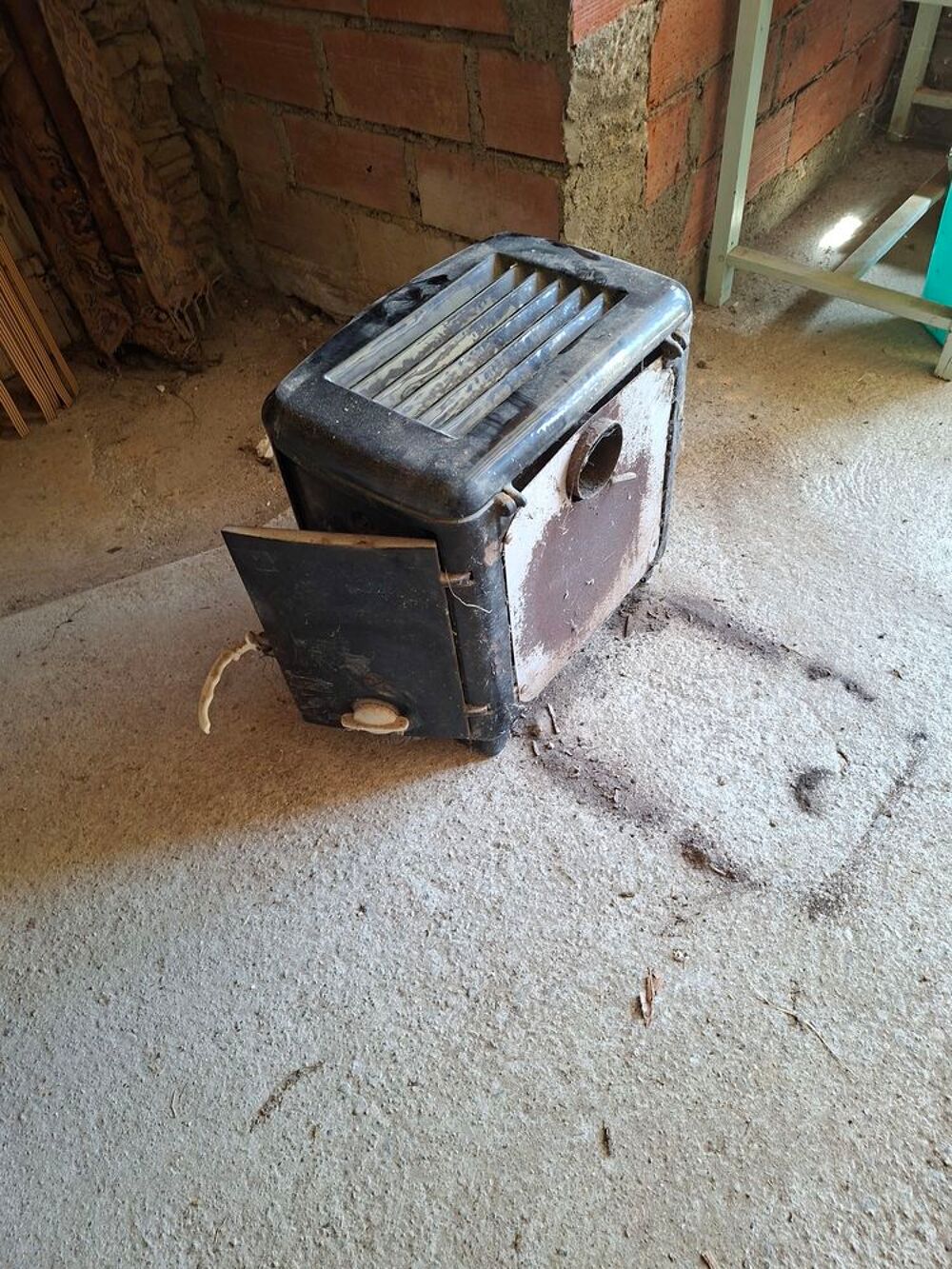 Petit po&ecirc;le &agrave; bois en fonte Meubles
