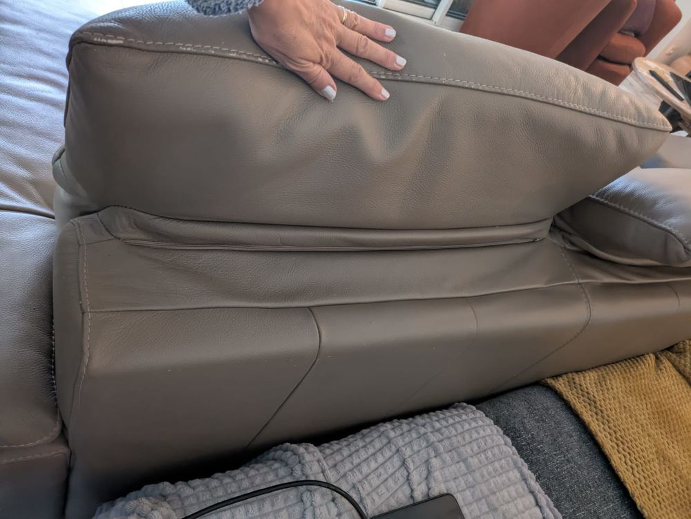 canap&eacute; cuir fixe couleur taupe
Meubles