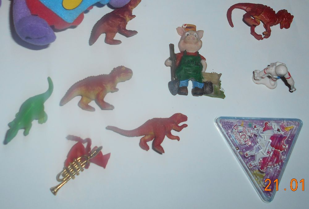 5 petits dinosaures plastique/1 mini jeu &agrave; bille &amp; 3 cadeaux Jeux / jouets