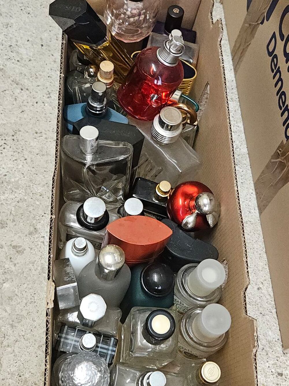 Lot de 30 flacons de parfum ( vides) de marque uniquement 