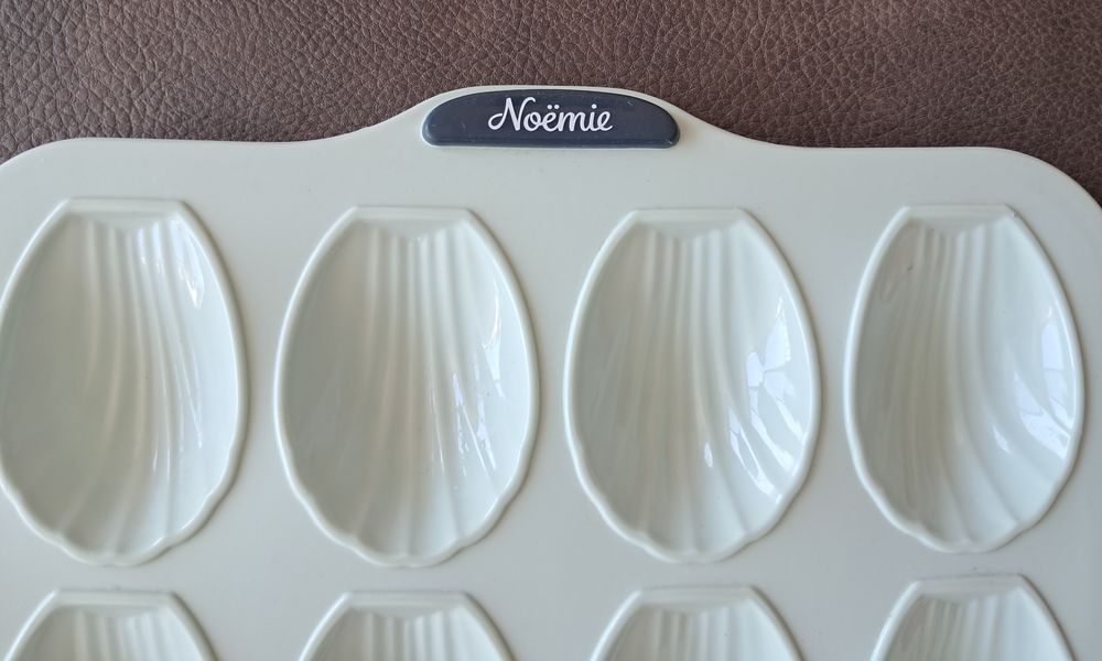 Moule silicone avec armature 16 madeleines No&eacute;mie Honiat Cuisine