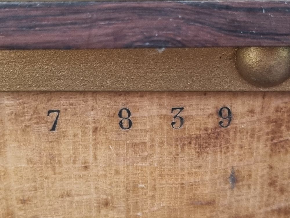 Un piano droit sign&eacute; "J. Lary Paris M&eacute;dailles d'or" Instruments de musique