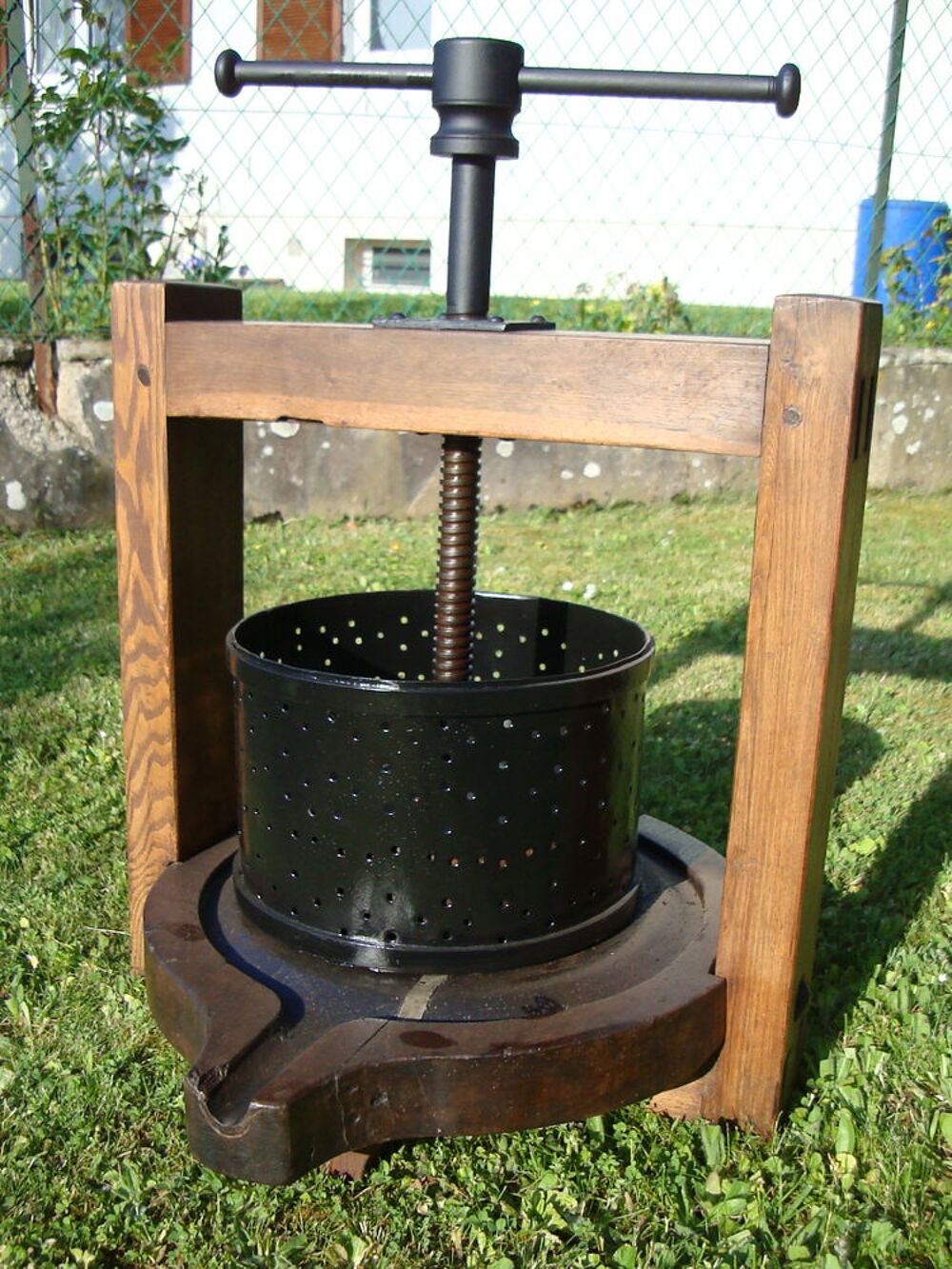 Pressoir ancien ,vigne , vin ,objet ancien ,outil ancien. . 