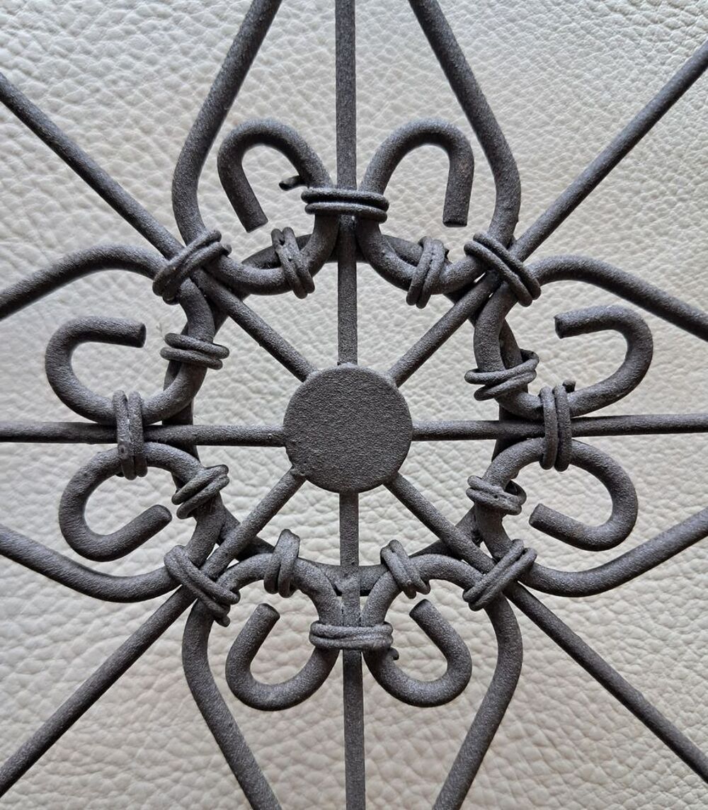 dessous de plat ou de pot de fleur en dentelle de fer patin&eacute; Décoration