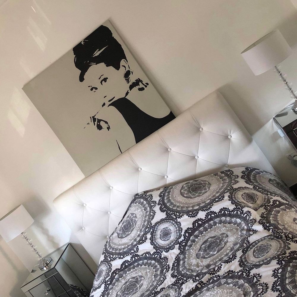 Lit simili cuir matelass&eacute; blanc Meubles