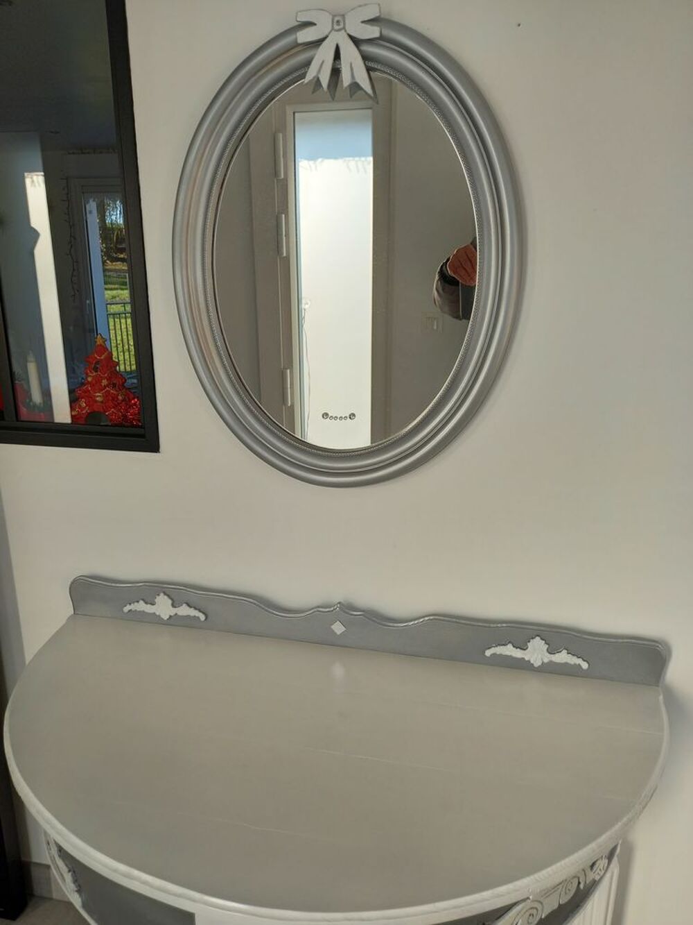 Console de style avec miroir. Meubles