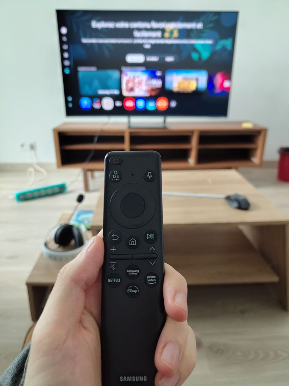 TV QLED 55" Q72D 2024, 4K, Smart avec pied et t&eacute;l&eacute;commande s Téléphones et tablettes