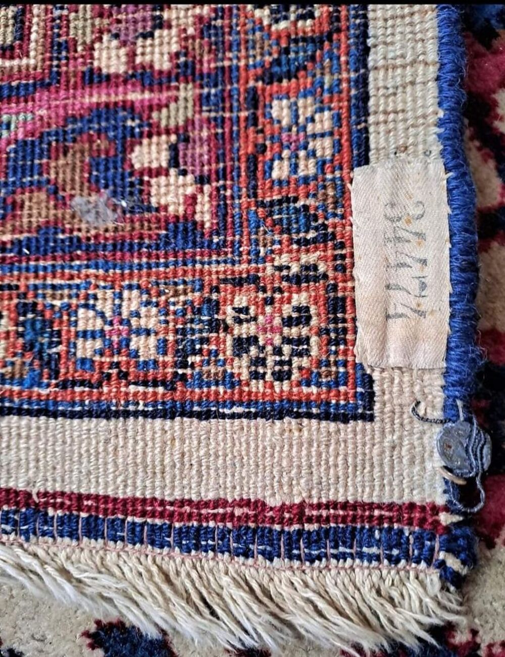 Tapis Persan antique sign&eacute; fait main en laine Décoration