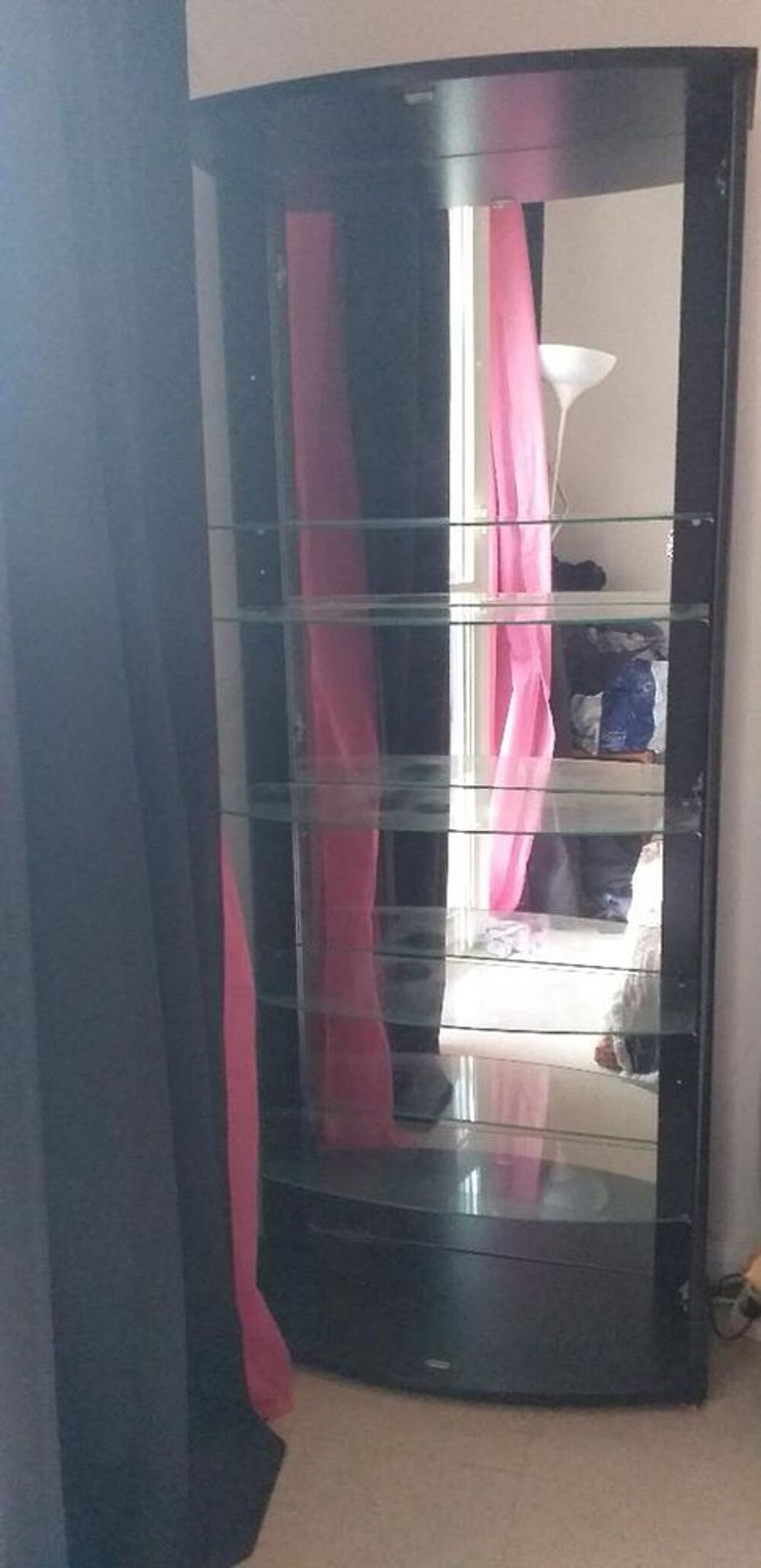 Don d'une grande vitrine de marque conforama Meubles