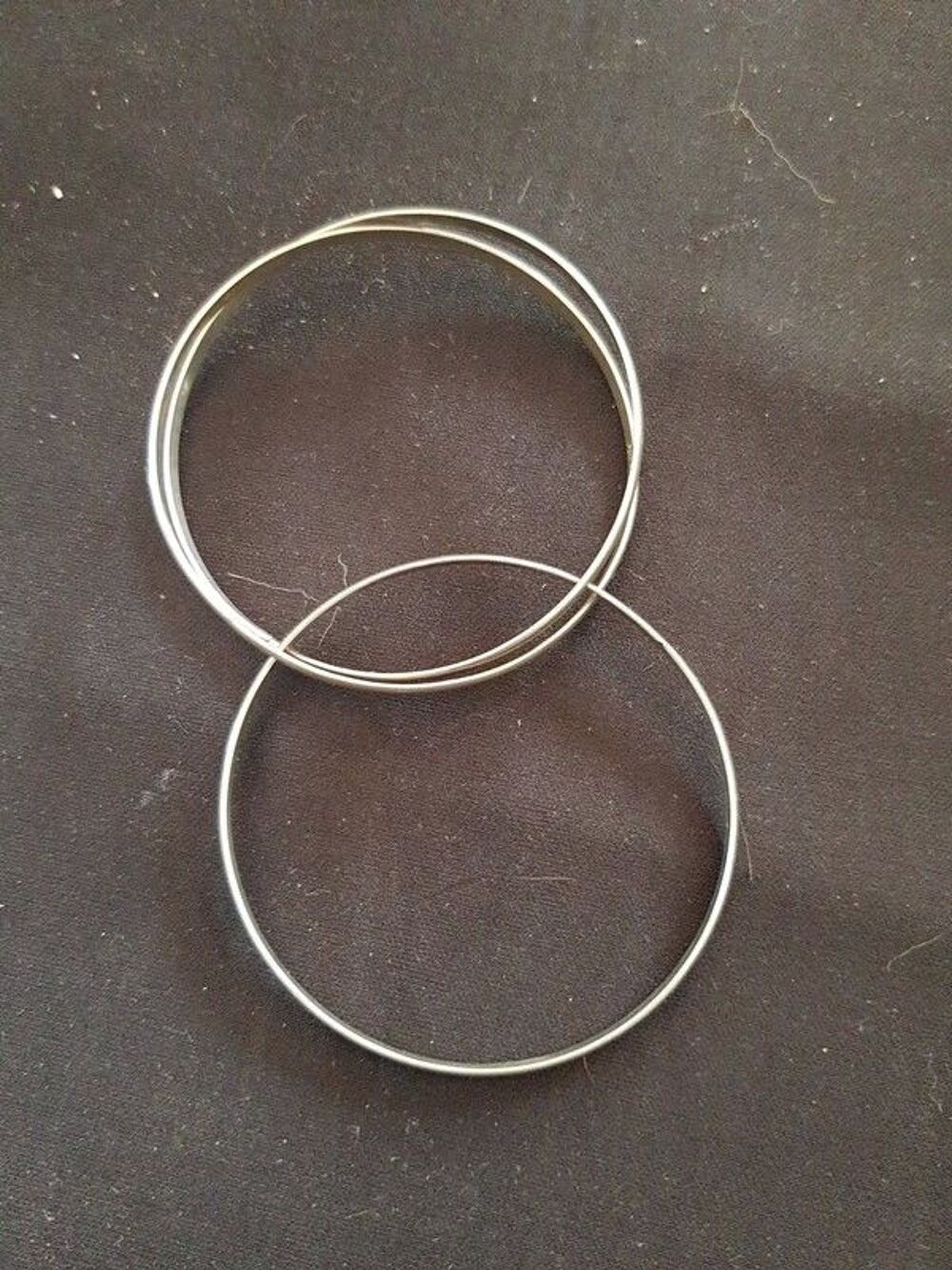 3 bracelets argent&eacute; tr&egrave;s bon etat ils sont li&eacute;s 2 e Bijoux et montres