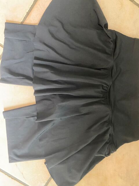 Jupe short noire   NEUVE
taille M/L  
10 La Mulatire (69)