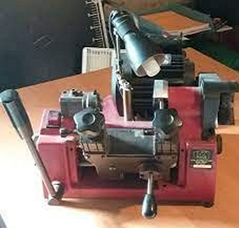 Machine à reproduire les clés plates 250 93240 Stains