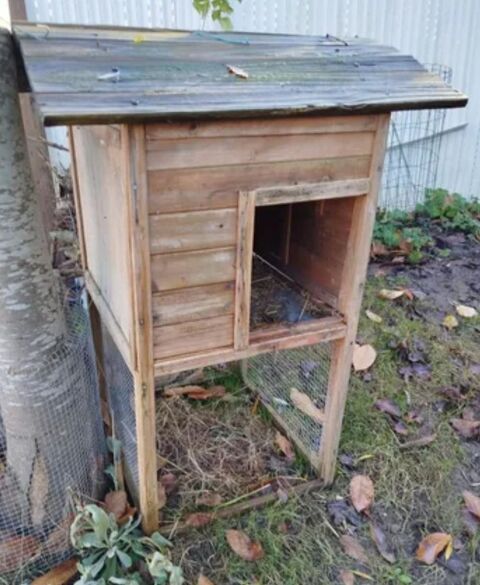 Abri sur&eacute;lev&eacute; pour poules ou pour chien ou chat 30 62138 Haisnes