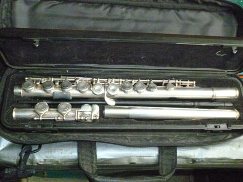 Flute Yamaha 211   (Plateaux pleins) 385 Collonges-la-Rouge (19)