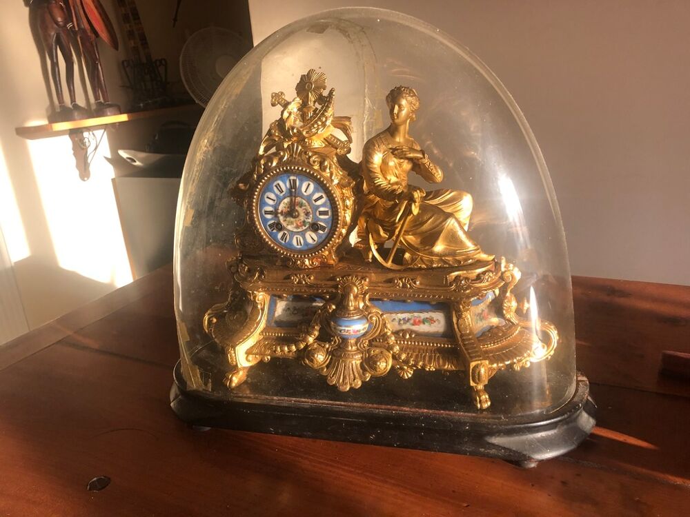 Pendule ancienne sous globe verre dor&eacute; Décoration
