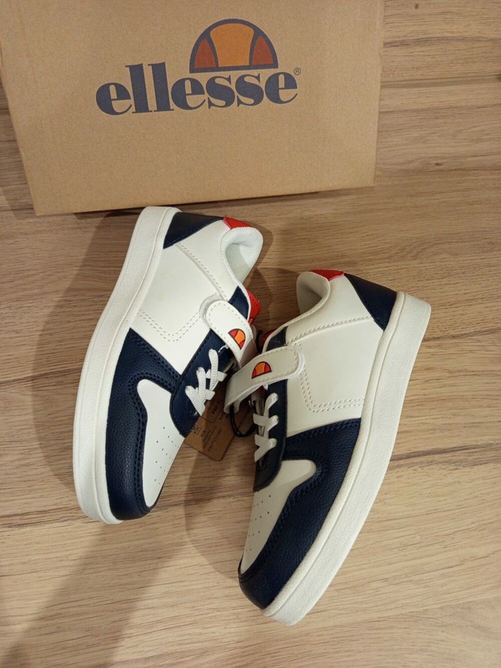 Paire de baskets / sneakers &agrave; scratch Ellesse pointure 34 neuves avec &eacute;tiquettes Chaussures enfants