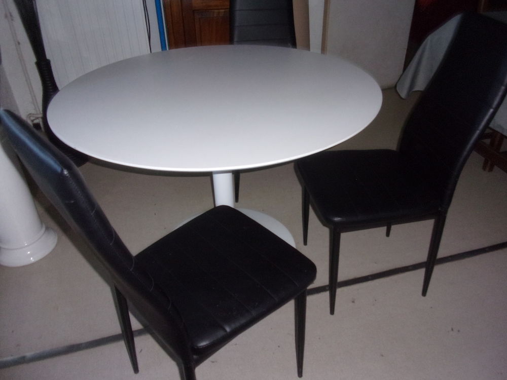 TABLE RONDE AVEC TROIS CHAISES DIAMETRE DE LA TABLE 110CM Meubles