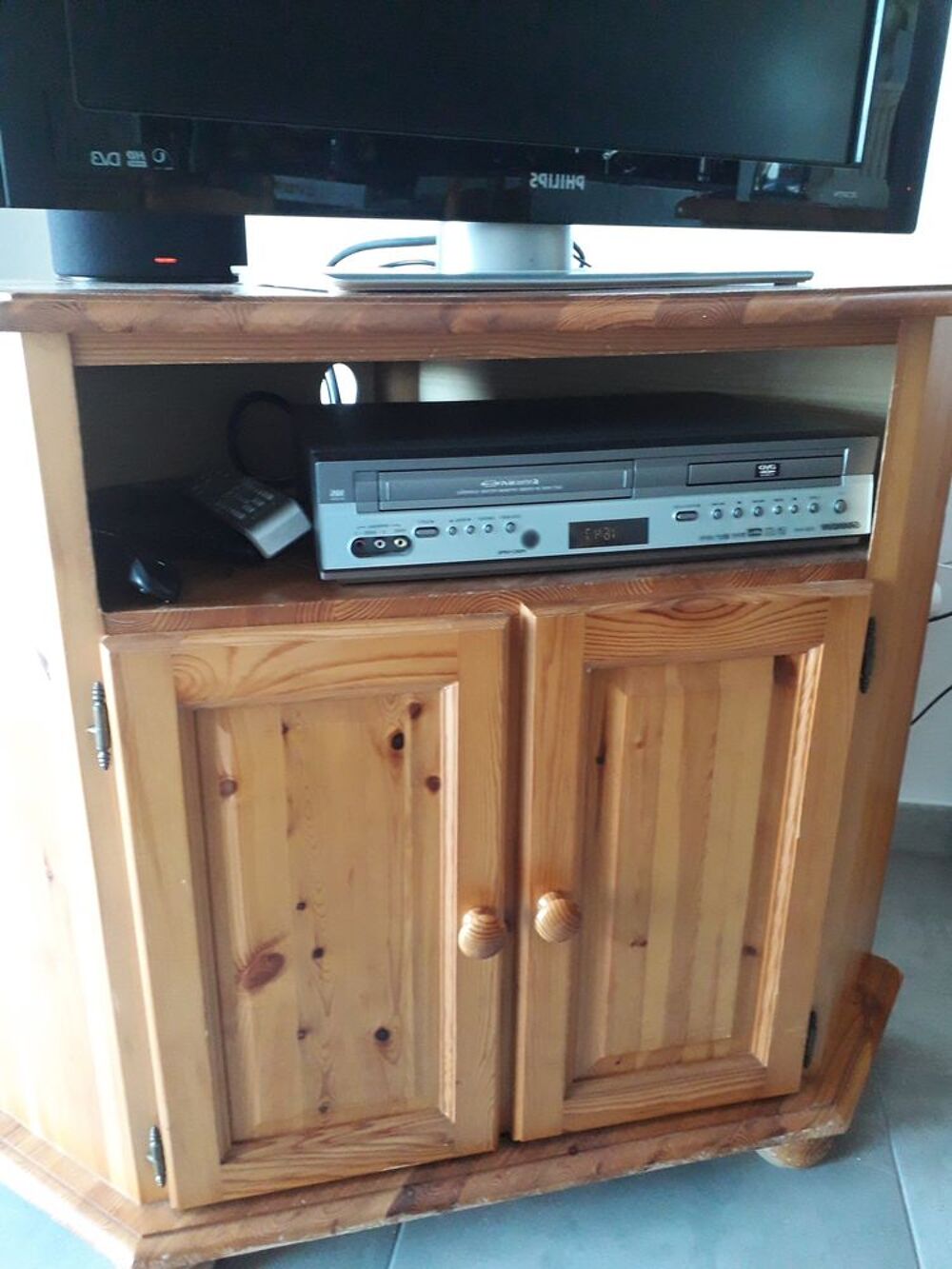 2 MEUBLES D'ANGLES EN PIN TV/VIDEO 2 PORTES + NICHES
Meubles