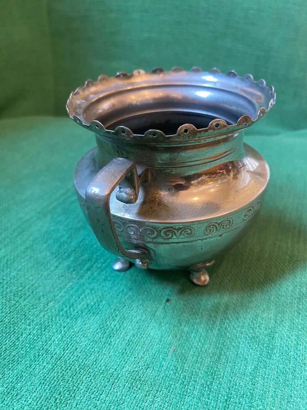 Pot avec quatre pieds Décoration