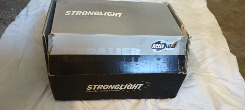 P&eacute;dalier STRONGLIHT Carbone Triple 28/38/48 axe titane Vélos