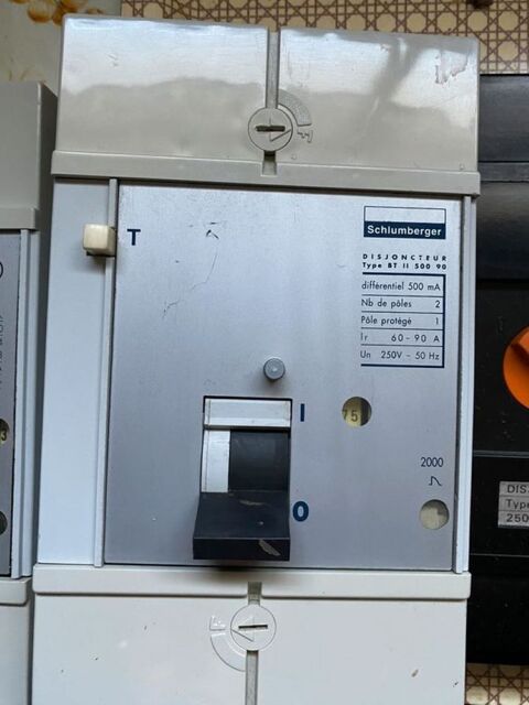 disjoncteurs électriques monophasés ou triphasés, 15 Mandres-les-Roses (94)