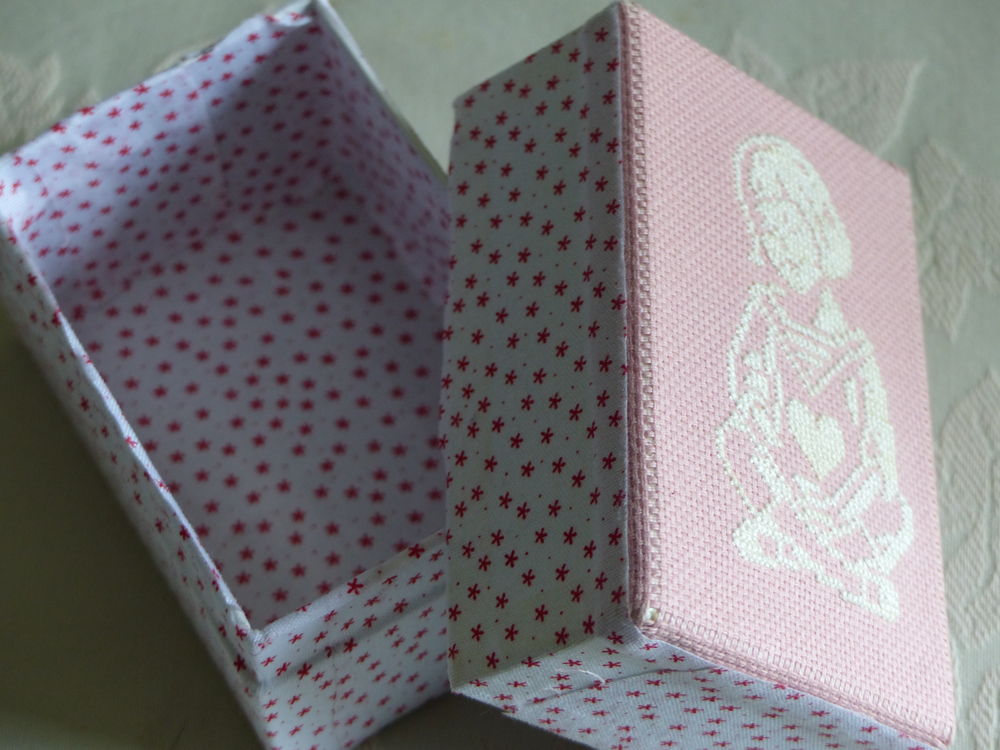  petit coffret
th&egrave;me : " l'enfant "
au point de croix Décoration