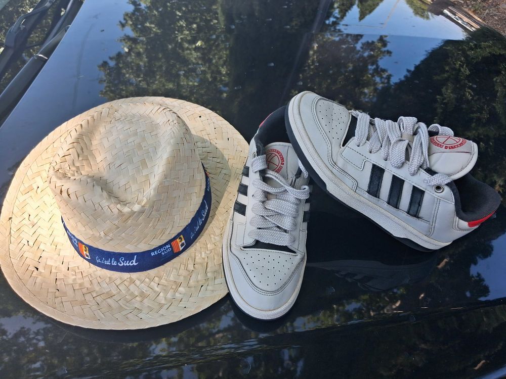Adidas blanches &agrave; bandes noires €" Taille 36 €" Excellent &eacute;tat Sports