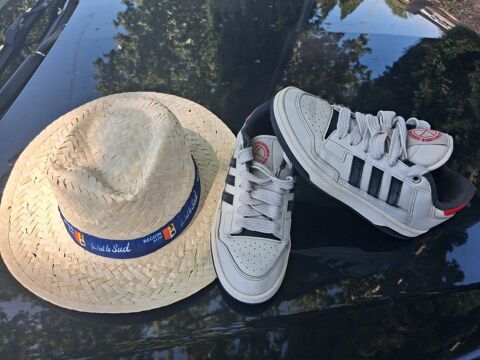 Adidas blanches à  bandes noires €  Taille 36 €  Excellent état 20 Aiglun (04)