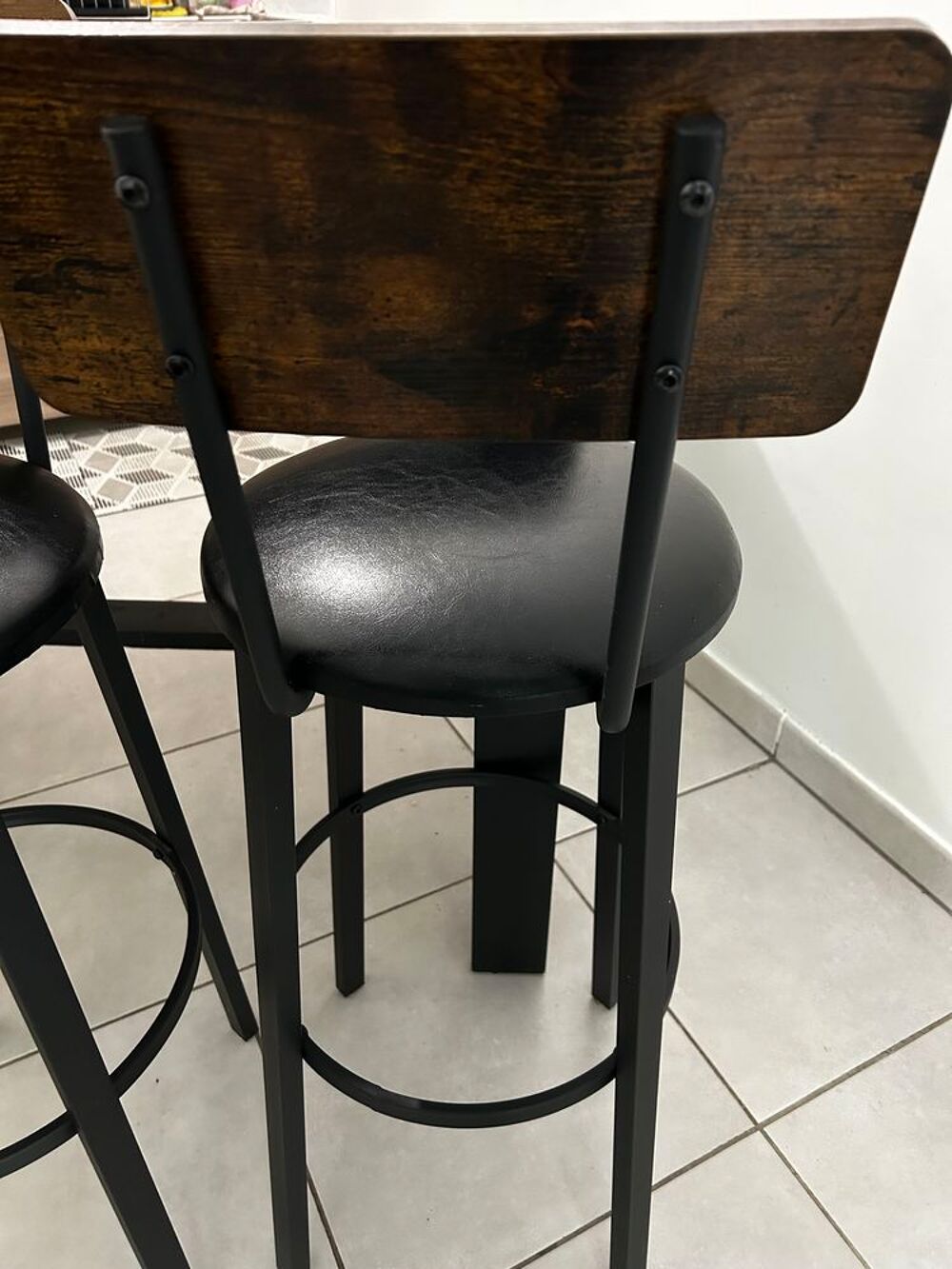 Lot table haute + 2 chaises Meubles