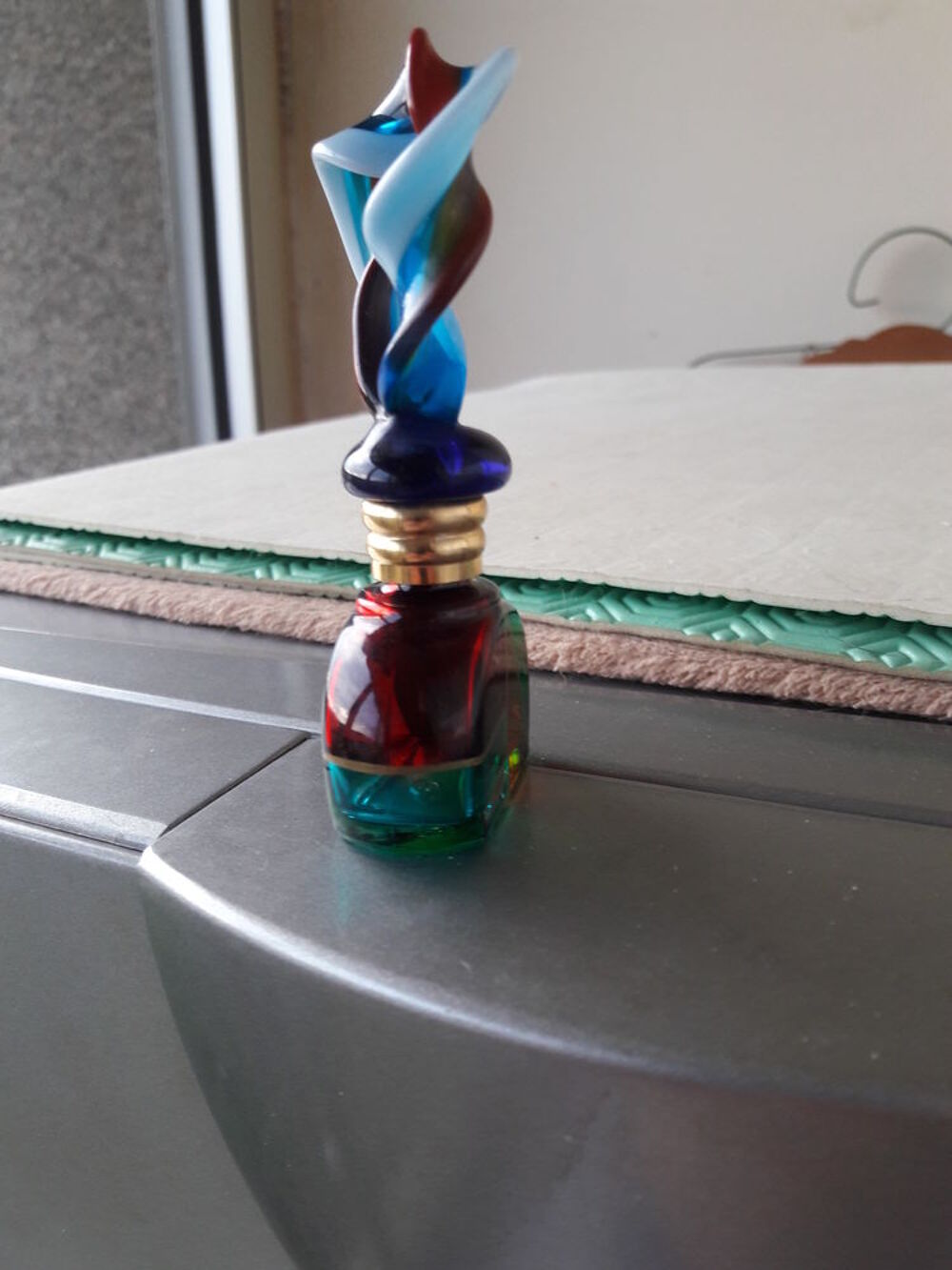 Flacon parfum en verre multicolore , bouchon en verre 