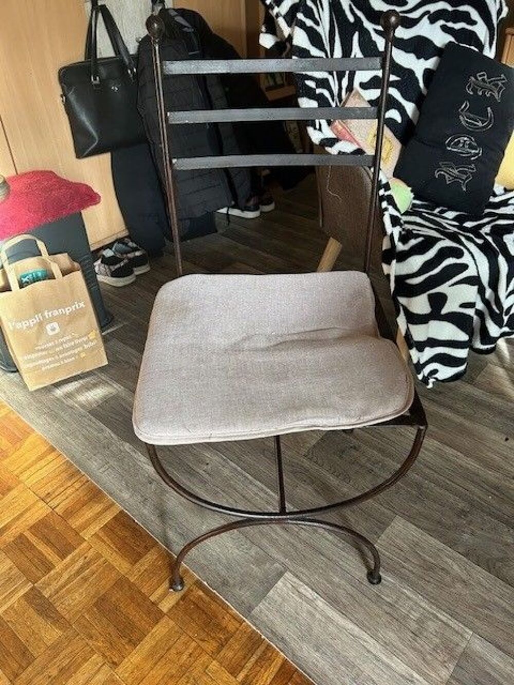 table fer forg&eacute; et plateau en verre et 4 chaises Meubles