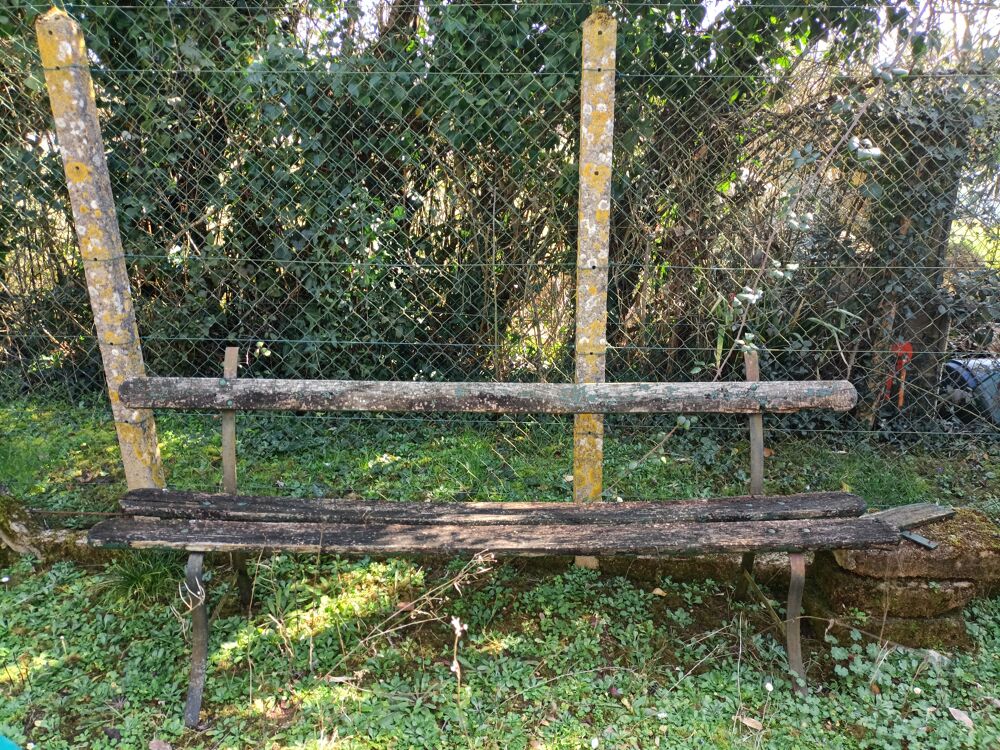 bancs, roues de charrette, trieuse et divers, &agrave; r&eacute;nover Jardin