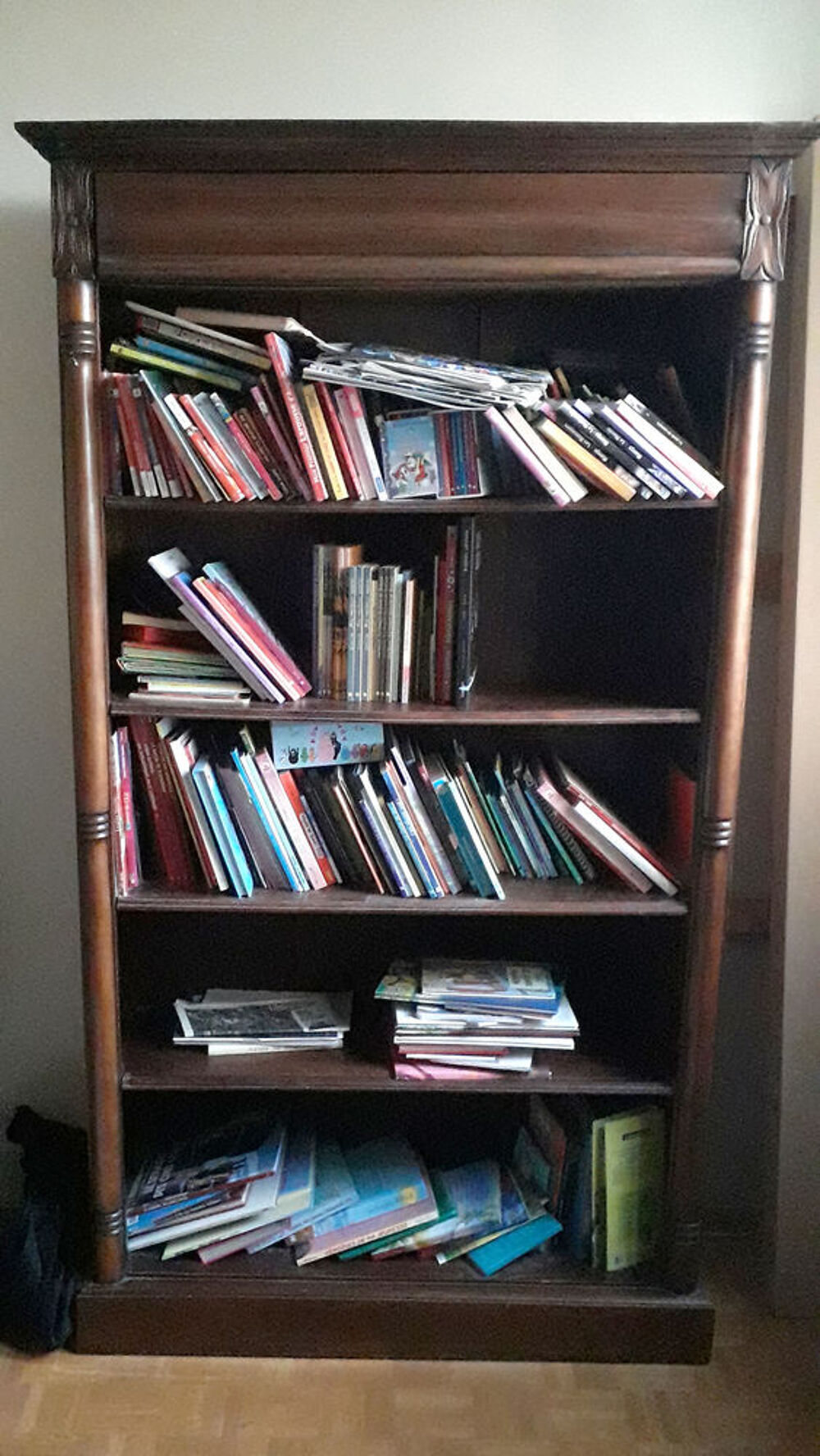 Biblioth&egrave;que en noyer, bon &eacute;tat, avec un tiroir haut Meubles
