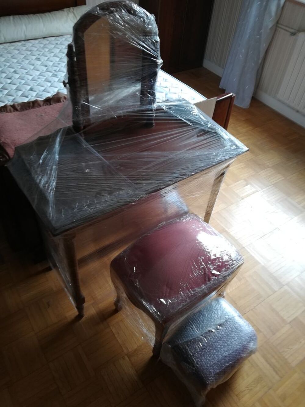Jolie coiffeuse en bois . Meubles