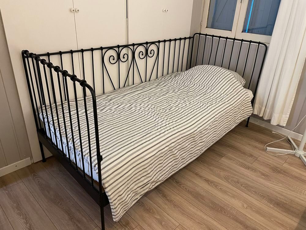 lit en m&eacute;tal avec matelas Meubles