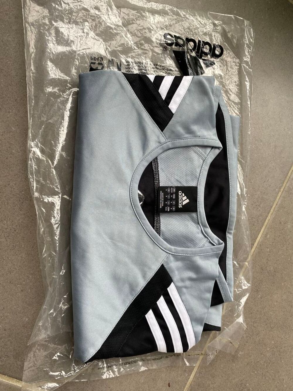 T-shirt Adidas neuf Vêtements