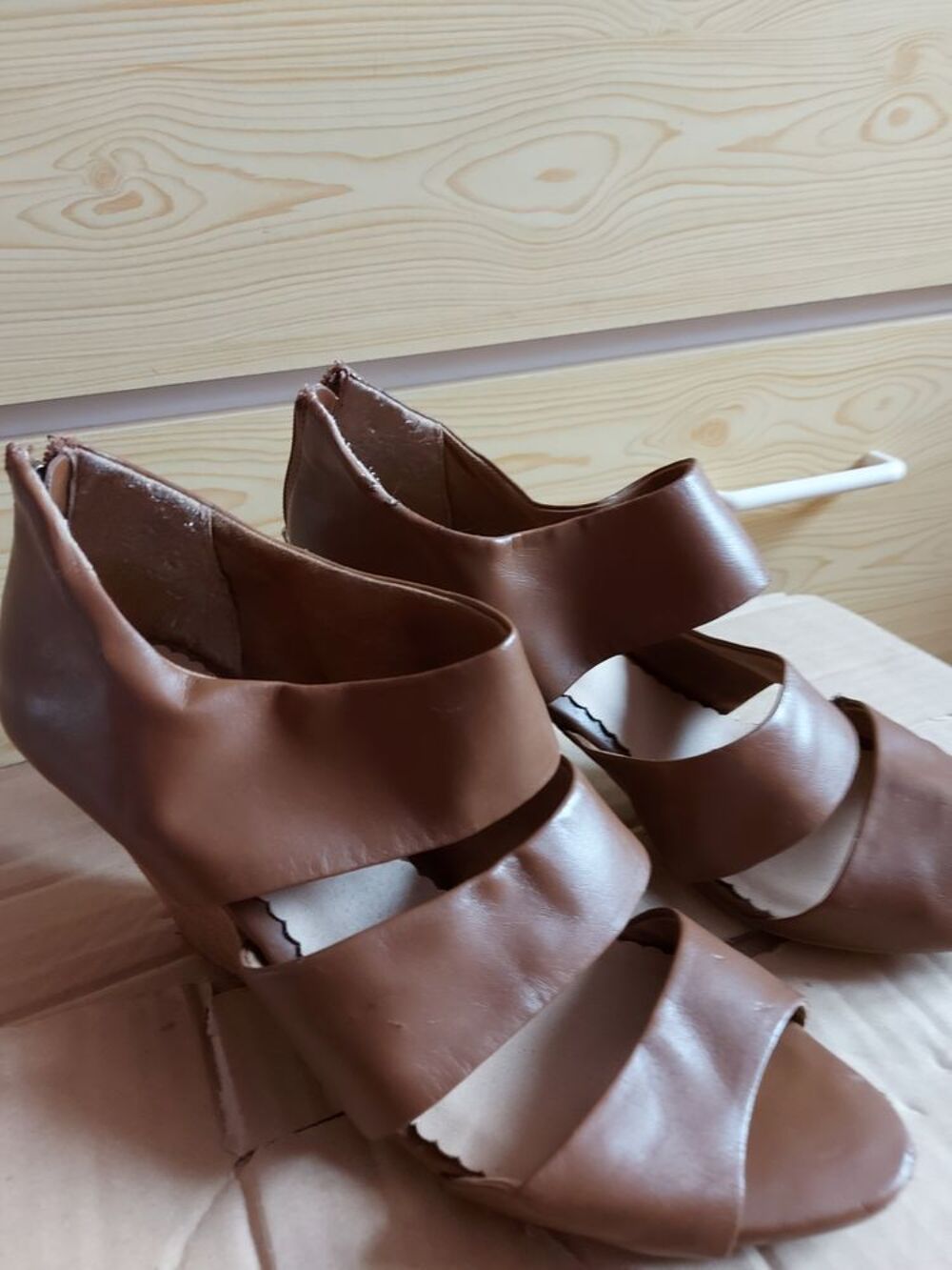 diff&eacute;rents mod&egrave;les de chaussures, une qui est neuf Chaussures