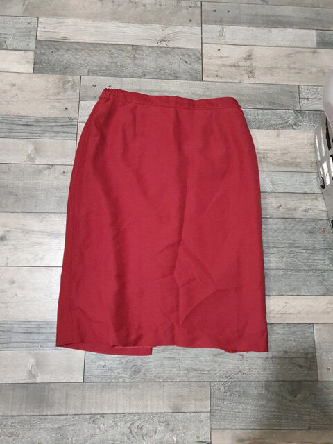 Jupe droite rouge - 46   4 Aubvillers (80)