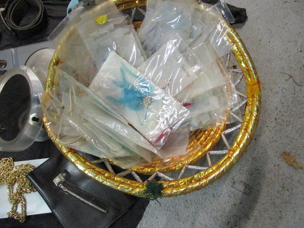 lot de bijoux fantaisie pas d or environ 200 articles Bijoux et montres