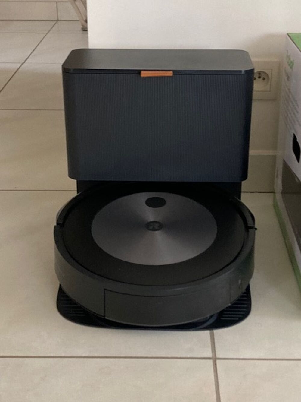 Aspirateur robot marque IROBOT mod&egrave;le J7+ Electroménager