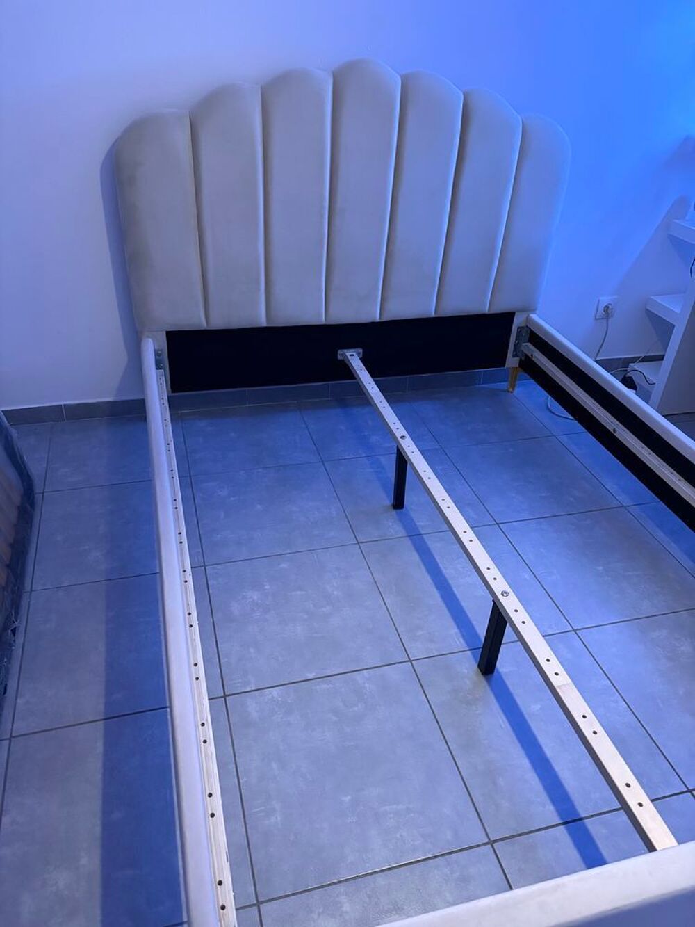 lit 190*140 en velours beige Meubles
