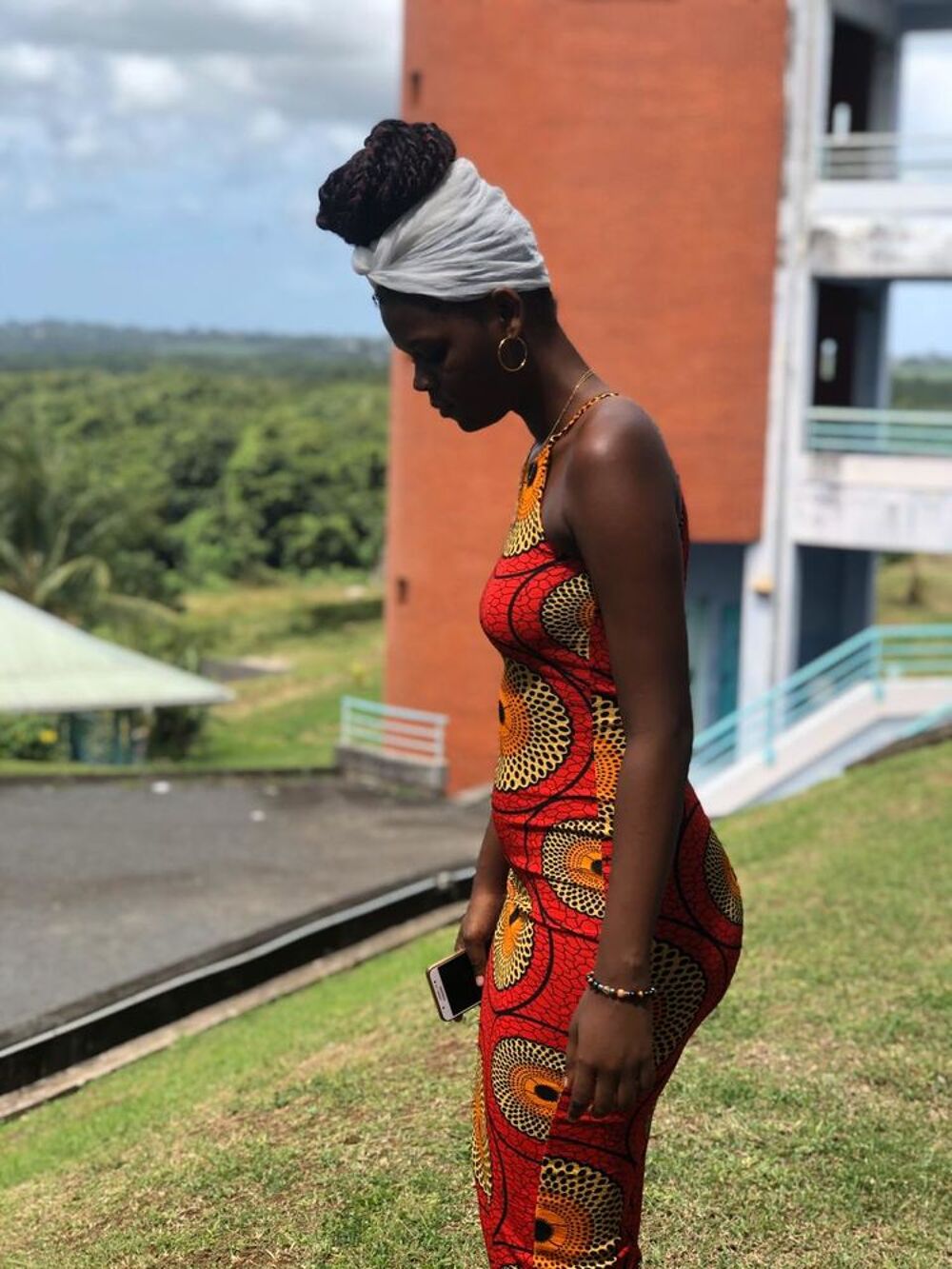 Robe longue avec l&eacute;g&egrave;re fente sur le c&ocirc;t&eacute;. Motifs africains. Vêtements