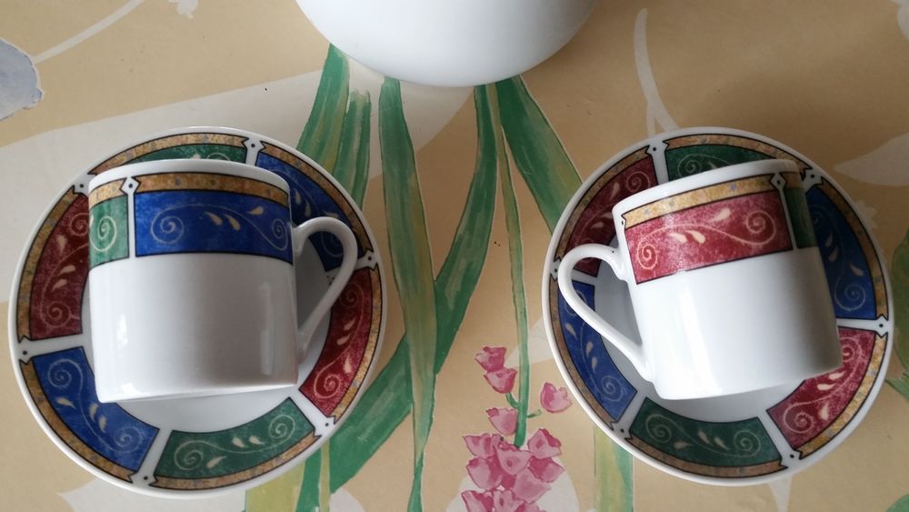 Service &agrave; caf&eacute; tasses,soucoupes et cafeti&egrave;re Cuisine
