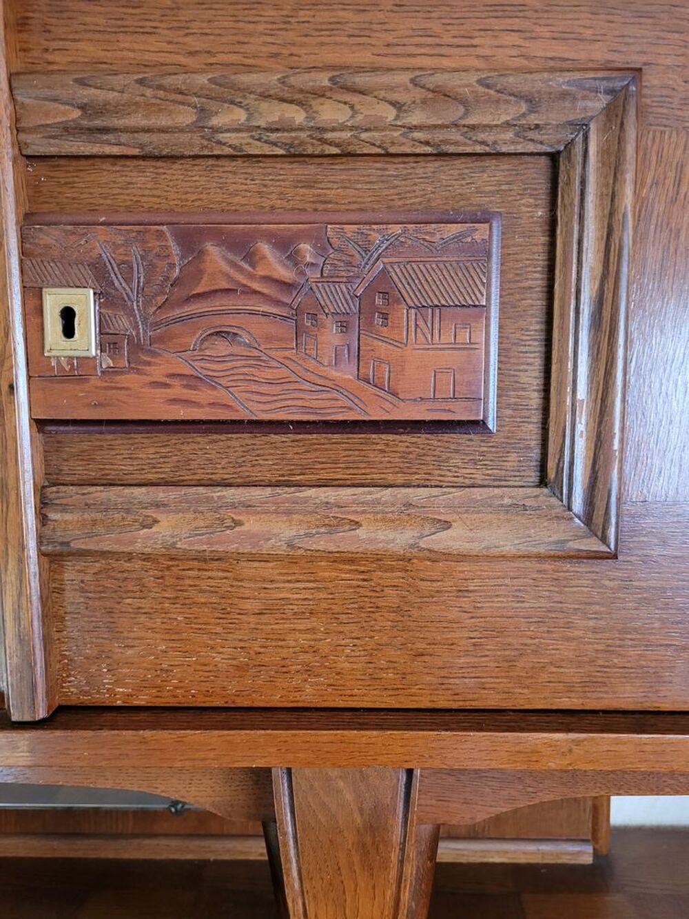 Buffet en bois sculpt&eacute; avec vitrines Meubles