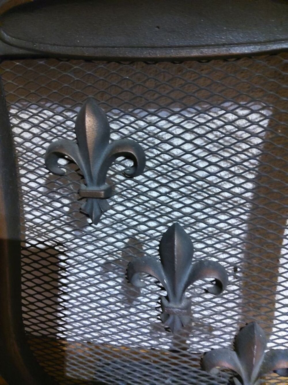 Grille d'a&eacute;ration de chemin&eacute;e en fonte. Décoration