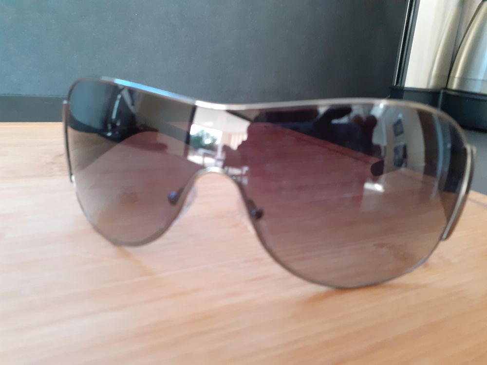 lunette de soleil Prada neuve Bijoux et montres
