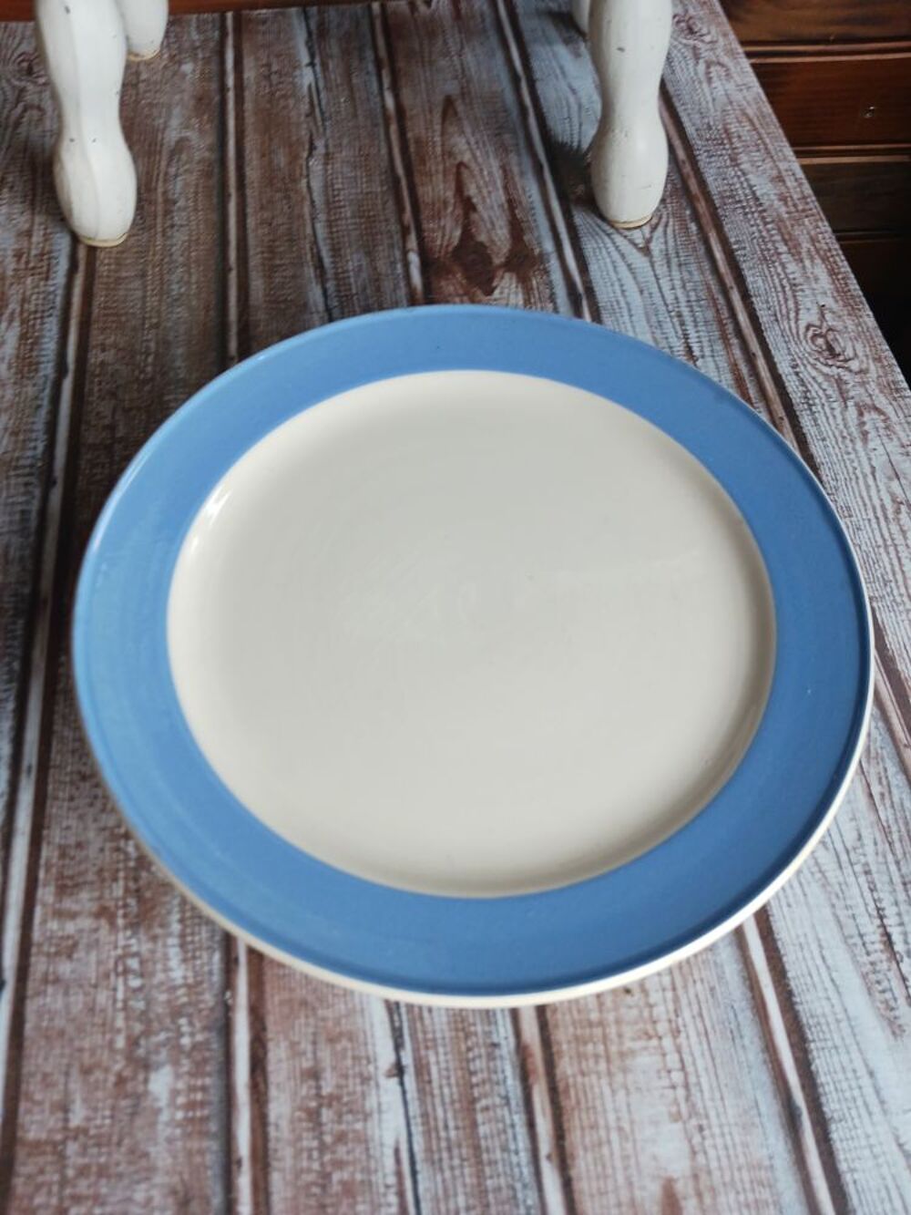 Assiette C&eacute;ramique Bord Bleu et Centre Blanc 