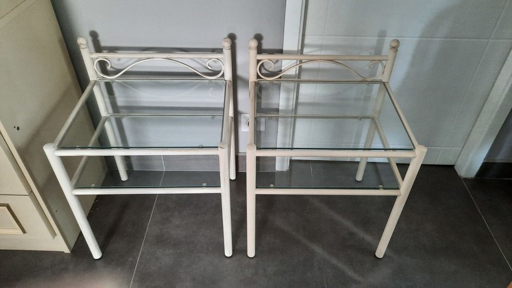 2 CHEVETS ou TABLES BASSES METAL PEINT ECRU VIEILLI ET VERRE Meubles