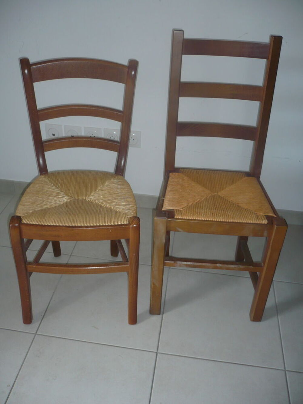 LOT DE 11CHAISES EN BOIS ASSISE PAILLE Meubles