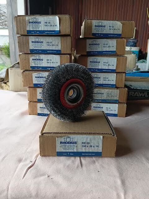LOT DE 13 BROSSES ACIER / METALLIQUE / RONDE / NEUF 50 Saint-Jean-du-Cardonnay (76)